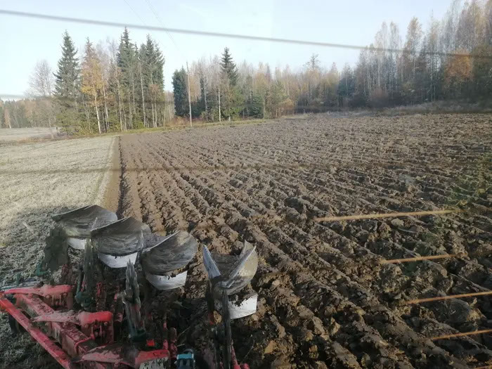 Pellon muokkausta - Maa ja metsätalouden työt