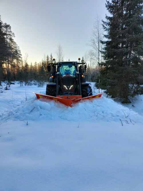 Talviaurausta tiestöllä